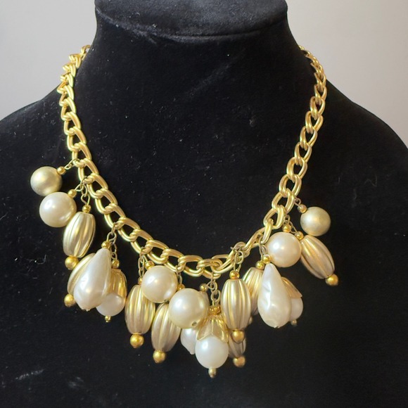 Vintage Gold Tone Chunky Chain Faux Pearl Cluster Statement Necklace - Picture 5 of 5